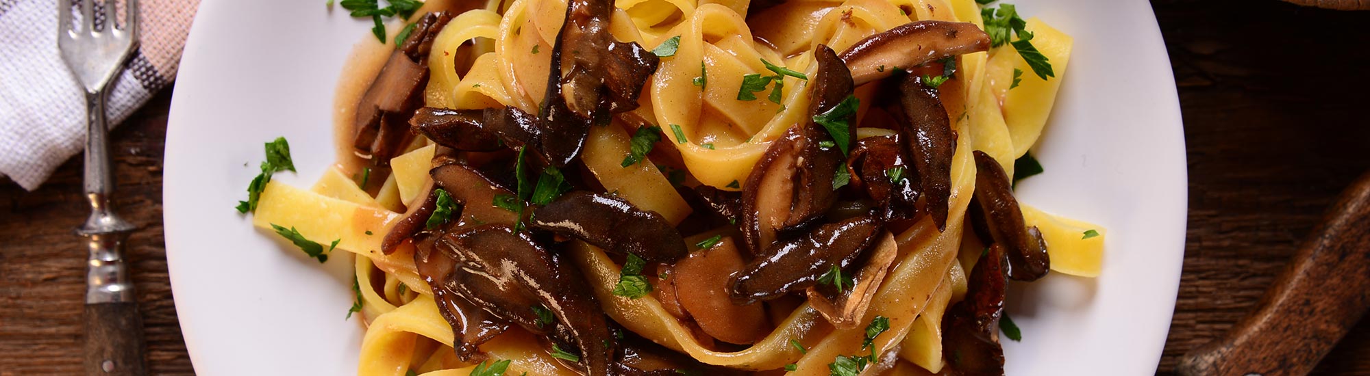 ricetta Tagliatelle con salsa di noci e funghi porcini con pasta fresca