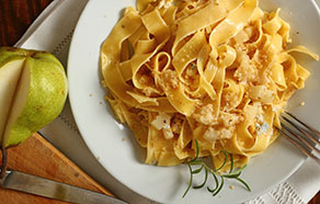 Pappardelle al gorgonzola, pere e noci