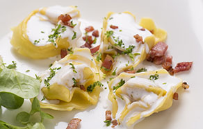 Tortellini con panna, pancetta e zafferano