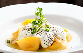 Tortellini con salsa di panna, basilico e tartufo nero