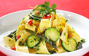 Pappardelle con zucchine, asparagi e peperoni