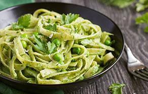 Tagliatelle con pesto di spinaci e piselli