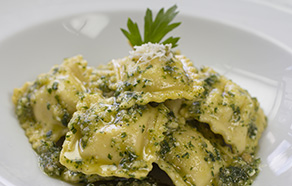 Ravioloni ricotta e spinaci al pesto di pistacchi