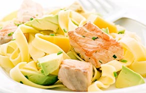 Tagliatelle al salmone e avocado