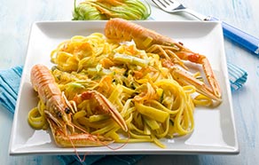 Tagliolini con scampi, fiori di zucca e zafferano