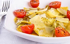 Ravioloni con pomodorini confit e scaglie di parmigiano