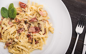 Tagliatelle con crema di zucchine, bacon e menta