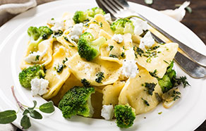 Ravioli con broccoli, caprino ed erbe