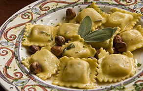 Tortelli di zucca in salsa di nocciole