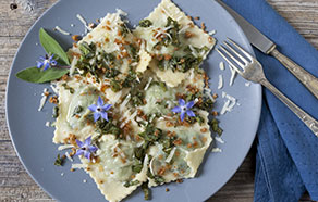 Ravioloni con borragine e cipolla croccante