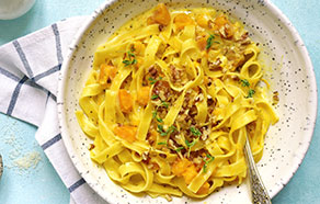 Tagliatelle con zucca, taleggio e speck