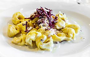 Tortelli con salmone, radicchio rosso e noci