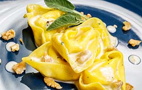 Tortelli con salsa al Blu di capra, pere e noci