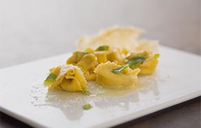 Tortelloni ai carciofi in cialda di grana e menta