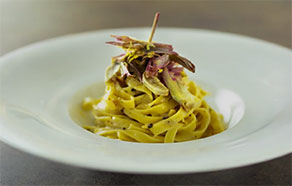 Tagliatelle ai 3 pepi e cacio con carciofi e limone