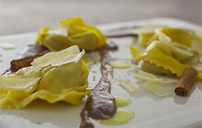 Tortelli al salmì di cervo, salsa al finocchio, cacao e pecorino stagionato di Norcia