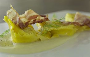 Tortelli alla formagella di Tremosine, vellutata al topinambur e bacon croccante