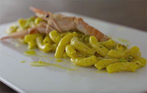 Maccheroncino risottato mantecato con crema di pistacchio di Bronte, zest di limone e scampo crudo