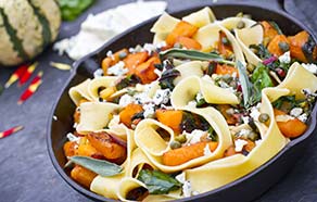 Pappardelle con zucca arrostita, biete e gorgonzola