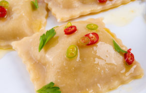 Ravioloni Ricotta e Spinaci al peperoncino e alloro