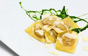 Ravioloni con crema di topinambur e pesto