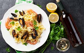 Tagliatelle con cozze, gamberi e limone