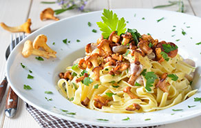 Tagliatelle con finferli e speck