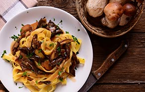 Tagliatelle con salsa di noci e funghi porcini