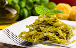 Tagliatelle al pesto di zucchine mandorle e menta