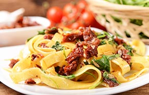 Tagliatelle con pomodori secchi e rucola