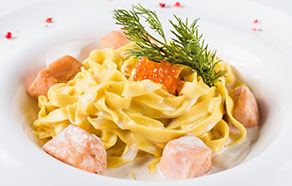 Tagliatelle con cubetti di salmone, crema al peperoncino e caviale rosso