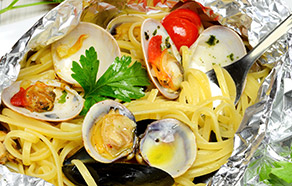 Tagliolini al cartoccio con cozze e vongole