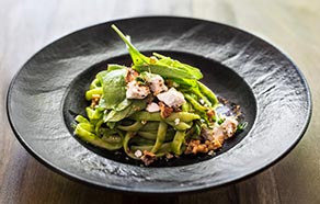 Tagliolini con pesto di pistacchi, spinaci e caprino