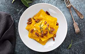 Tortelli di zucca al burro nocciola e noci pecan