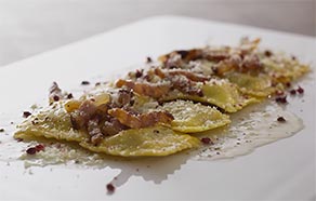 Tortelli alla zucca con salsa alla gricia e pepe rosa