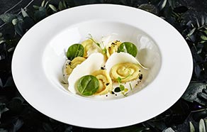 Tortelloni con granchio, crema alla panna acida e tartufo nero