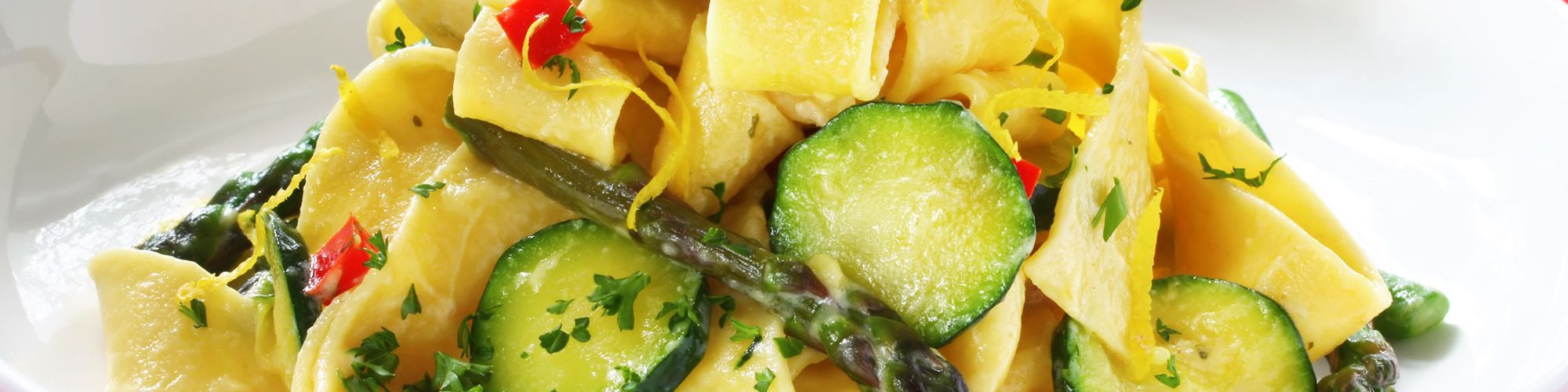 ricetta Pappardelle con zucchine, asparagi e peperoni con pasta fresca