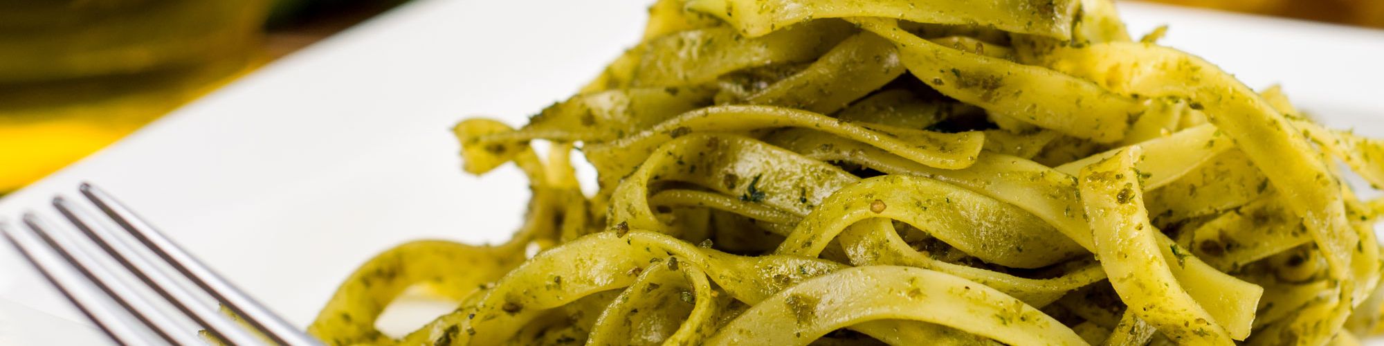 ricetta Tagliatelle al pesto di zucchine mandorle e menta con pasta fresca