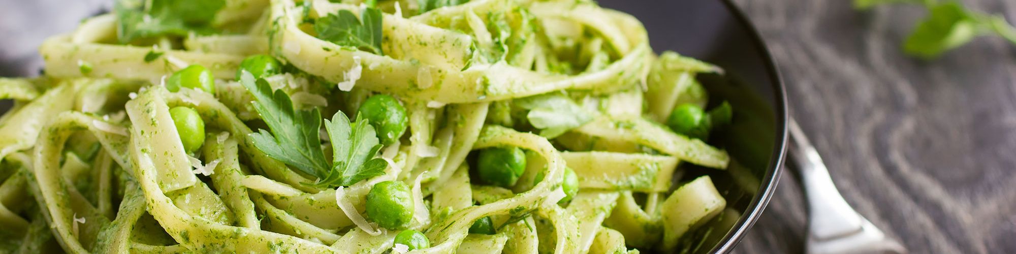 ricetta Tagliatelle con pesto di spinaci e piselli con pasta fresca