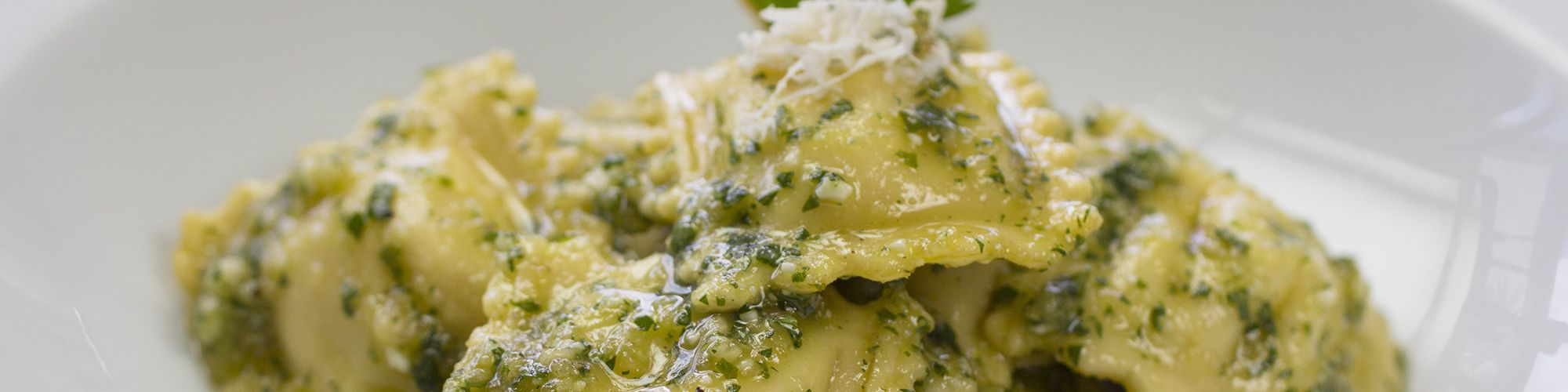 ricetta Ravioloni ricotta e spinaci al pesto di pistacchi con pasta fresca