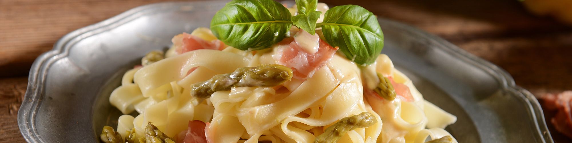 ricetta Tagliatelle agli asparagi e prosciutto crudo con pasta fresca