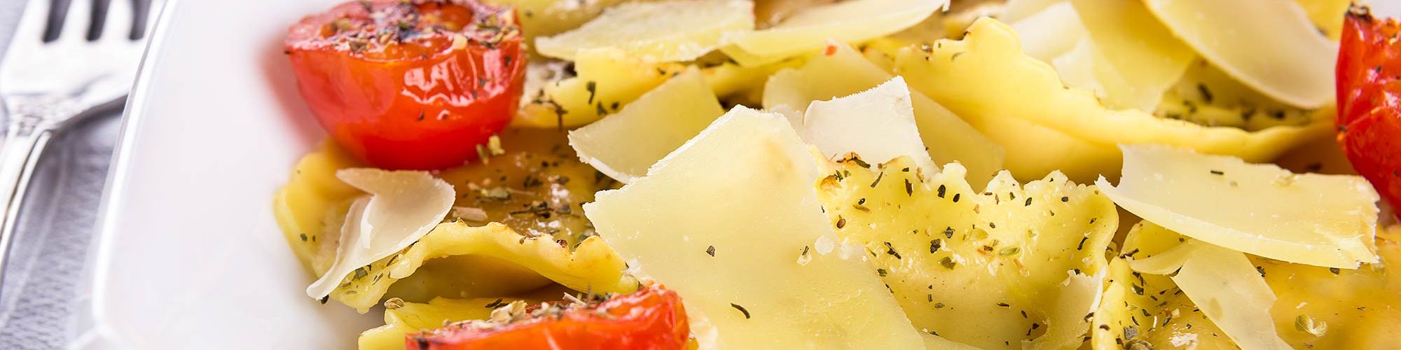 ricetta Ravioloni con pomodorini confit e scaglie di parmigiano con pasta fresca