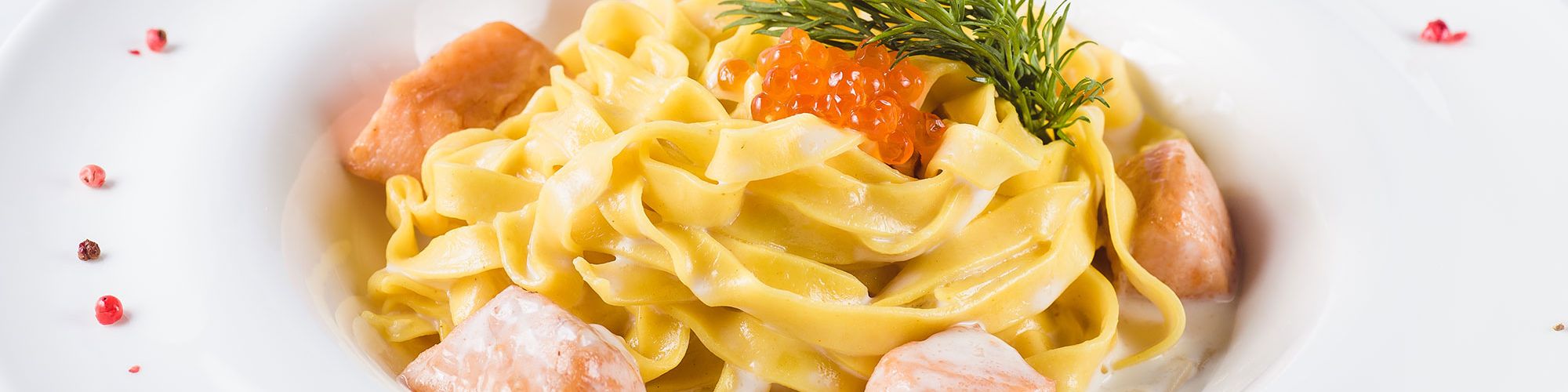 ricetta Tagliatelle con cubetti di salmone, crema al peperoncino e caviale rosso con pasta fresca