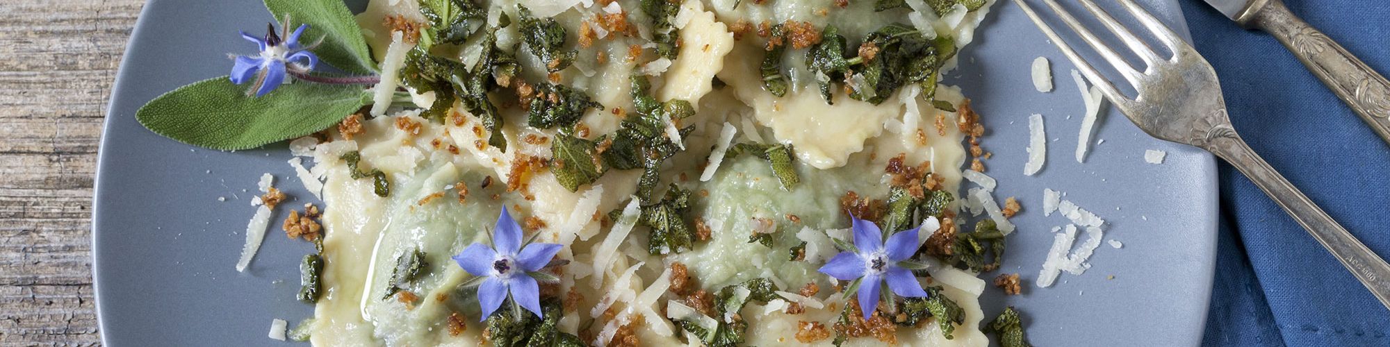 ricetta Ravioloni con borragine e cipolla croccante con pasta fresca