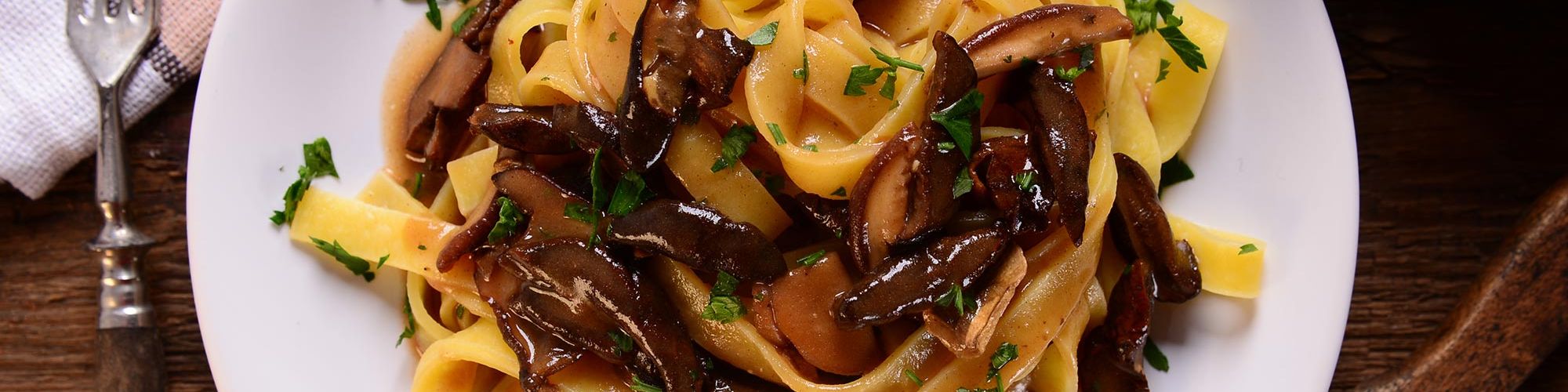 ricetta Tagliatelle con salsa di noci e funghi porcini con pasta fresca