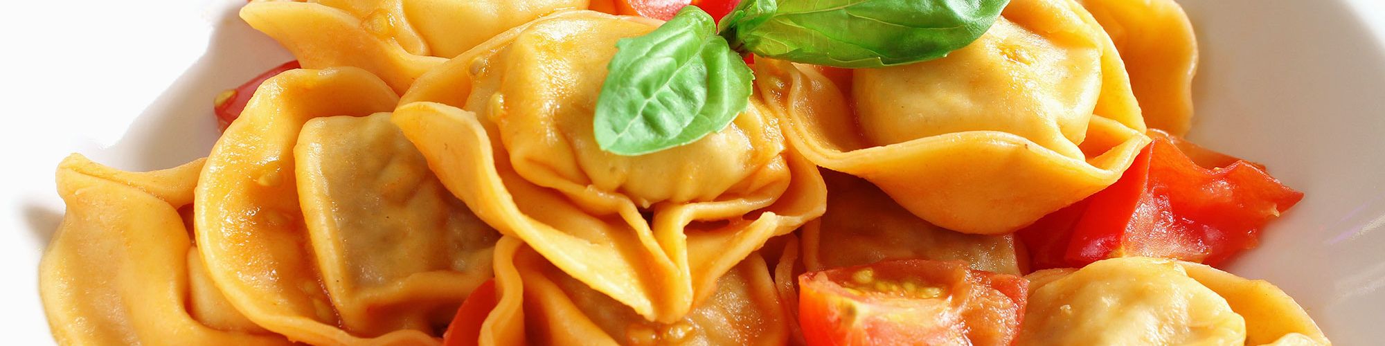 ricetta Tortelloni ai formaggi di Tremosine con pomodorini e basilico con pasta fresca