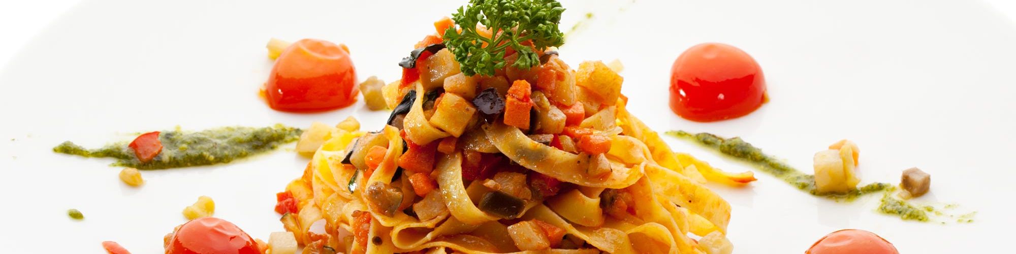 ricetta Tagliatelle vegetariane con pesto di rucola e pomodorini al forno con pasta fresca