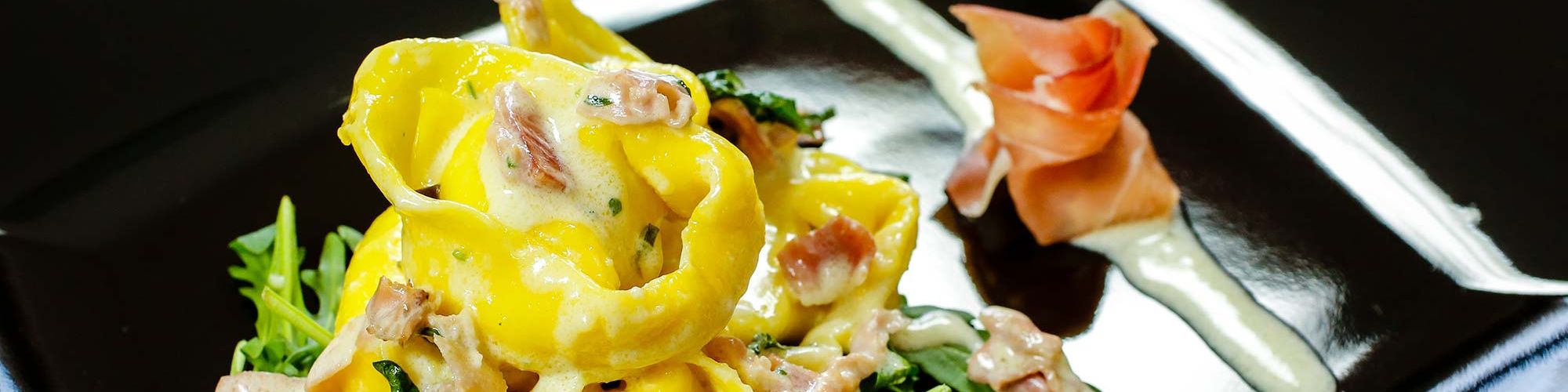 ricetta Tortelloni con prosciutto crudo e crema al parmigiano con pasta fresca