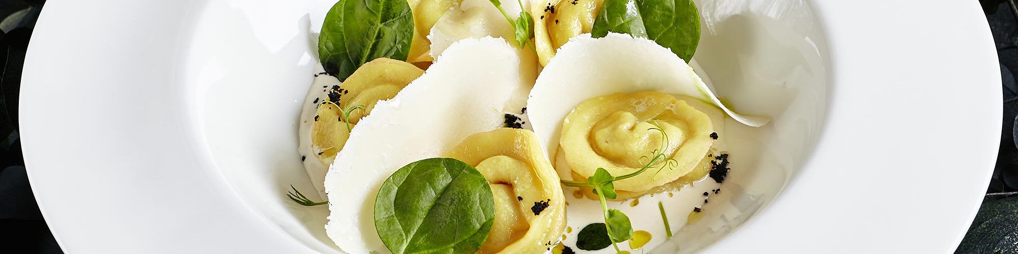 ricetta Tortelloni con granchio, crema alla panna acida e tartufo nero con pasta fresca