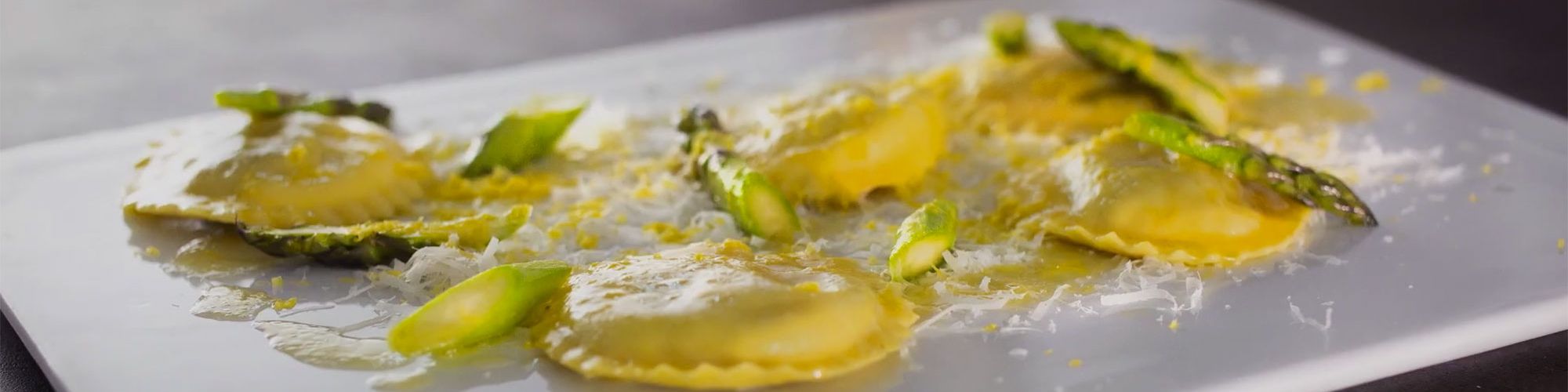 ricetta Medaglioni agli asparagi e pecorino con uovo grattugiato e burro al miele con pasta fresca